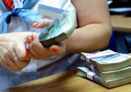 Почему россияне забирают деньги из банков?